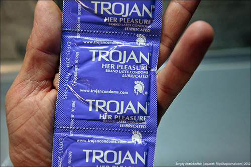 презервативы trojan. на логотипе - а-ля спартанский шлем